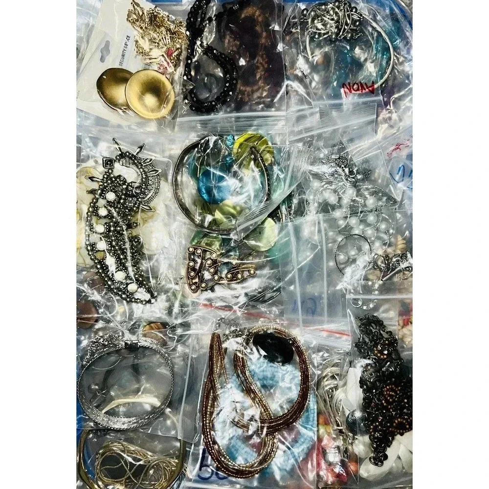 100 Pieces Vintage-Now Jewelry Lot All Wearable Mixed Lot All Bagged - Picture 3 of 5